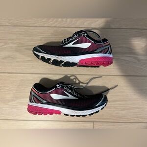 Women’s Brooks Ghost 10 running shoes pink and black size 8.5